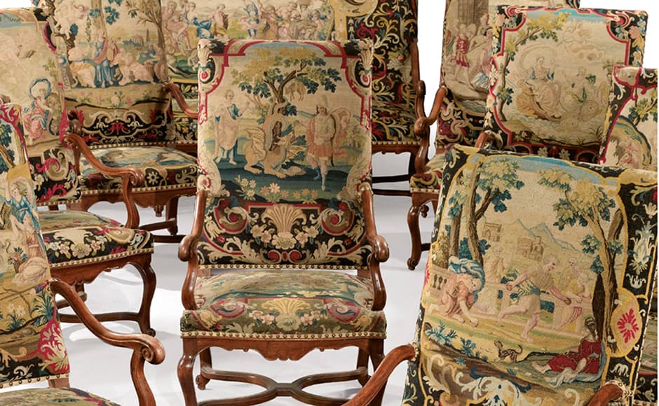 Un Canapé et huit fauteuils